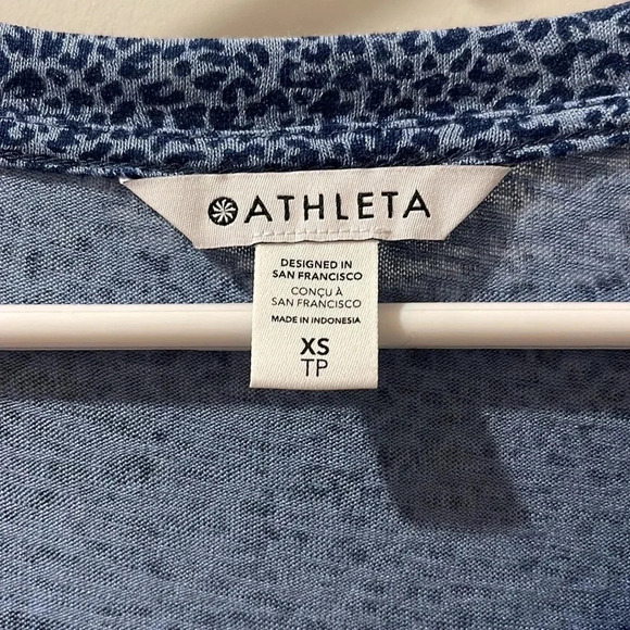Athleta - Breezy Scoop V-Neck Tee Shirt - Blue Leopard Print - Size XS TP - Picture 3 of 6